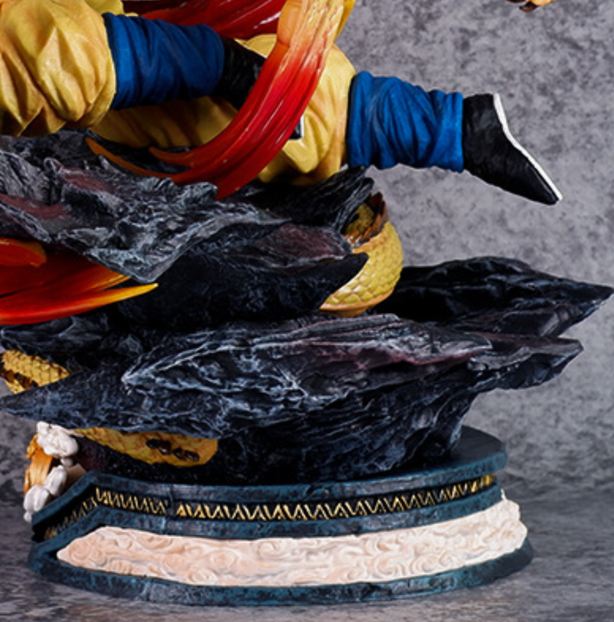Big Action Figure Goku SS4 with Dragon Fist 43CM