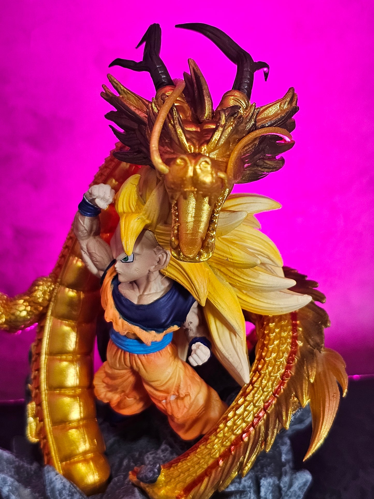 Son Goku with Golden Shenron 15CM.