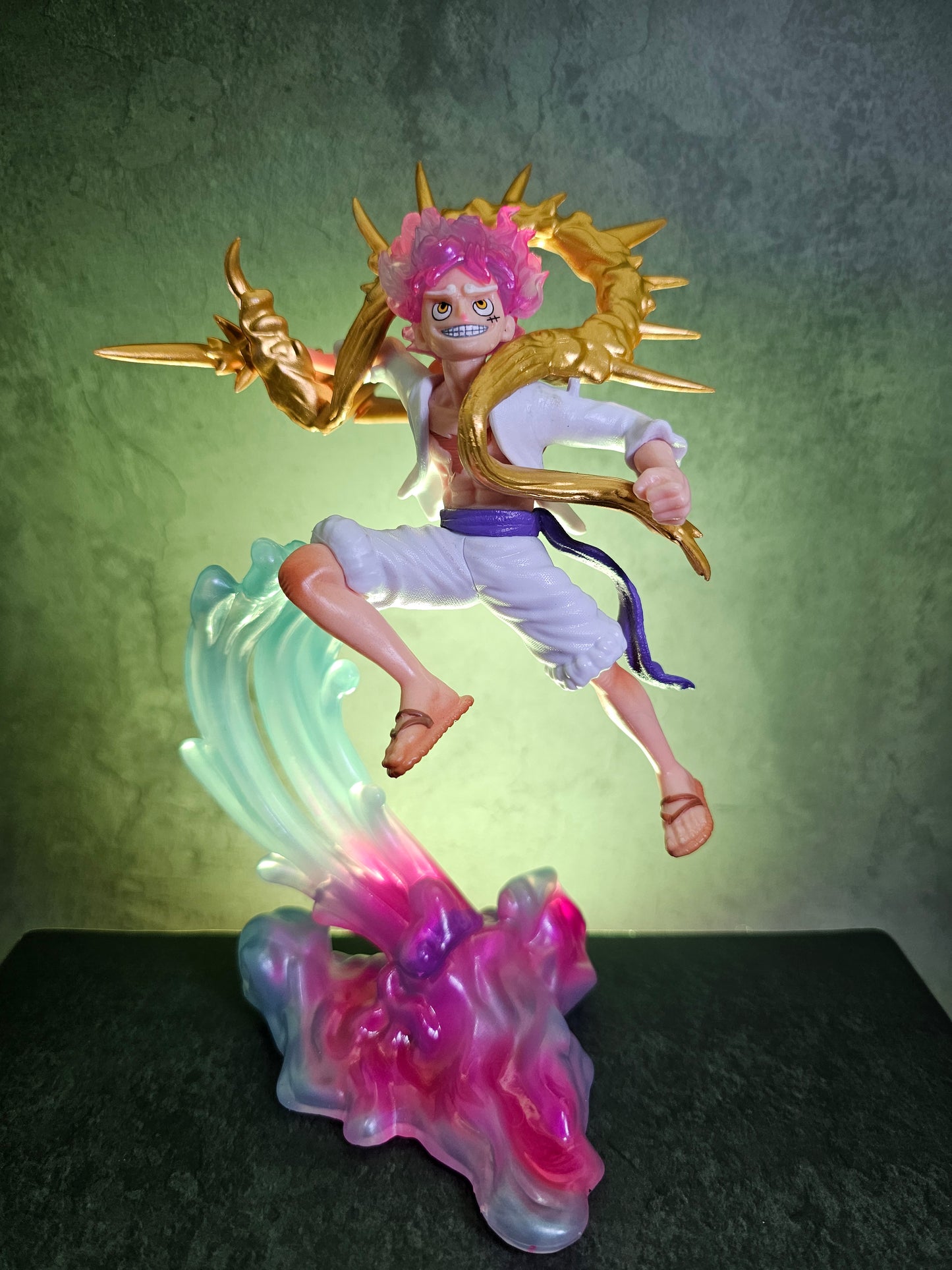 Monkey D. Luffy Gear 5 Golden Action Figure 24 Cm.
