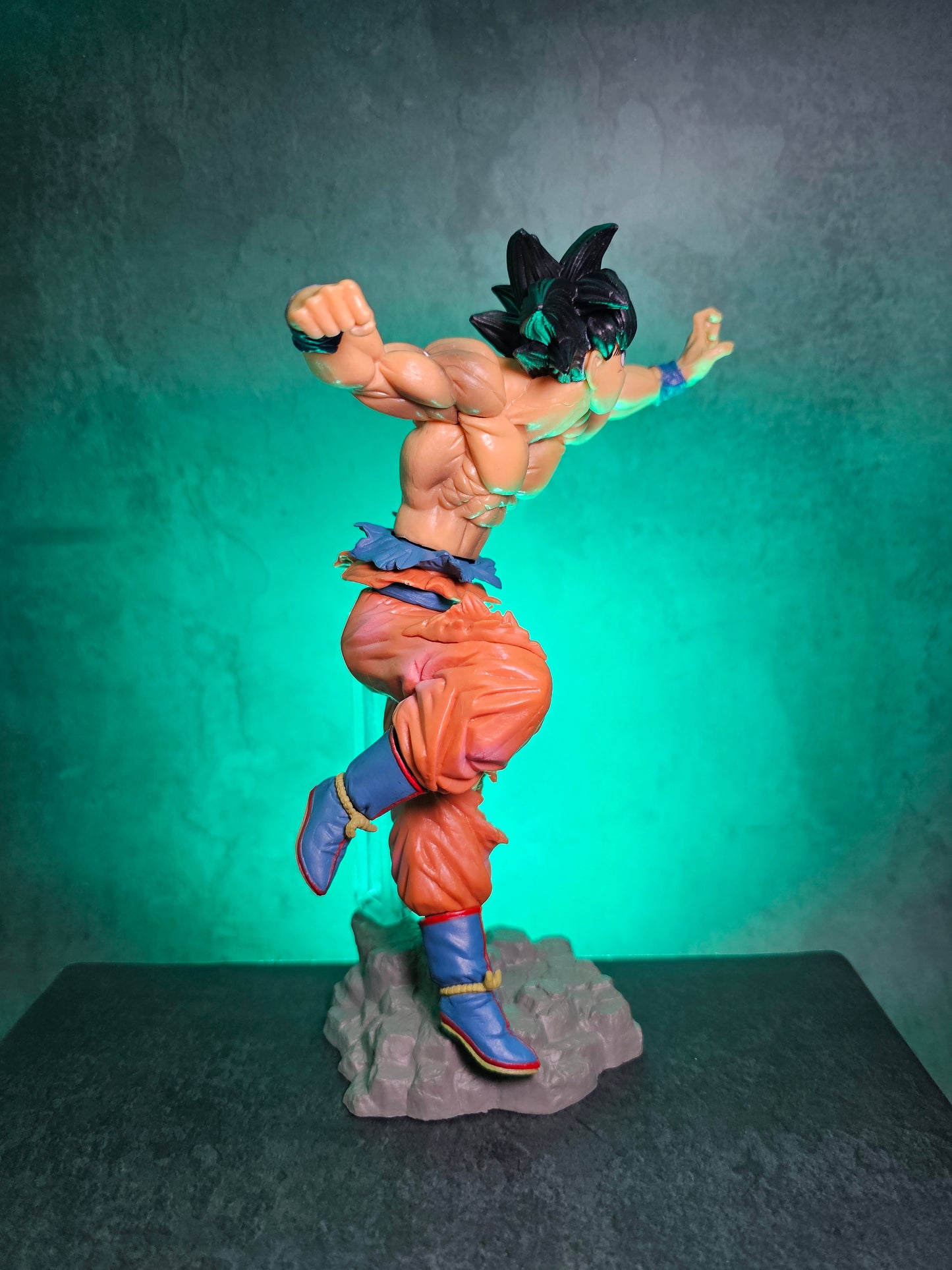 Son Goku Action Figure with Stand 22 CM