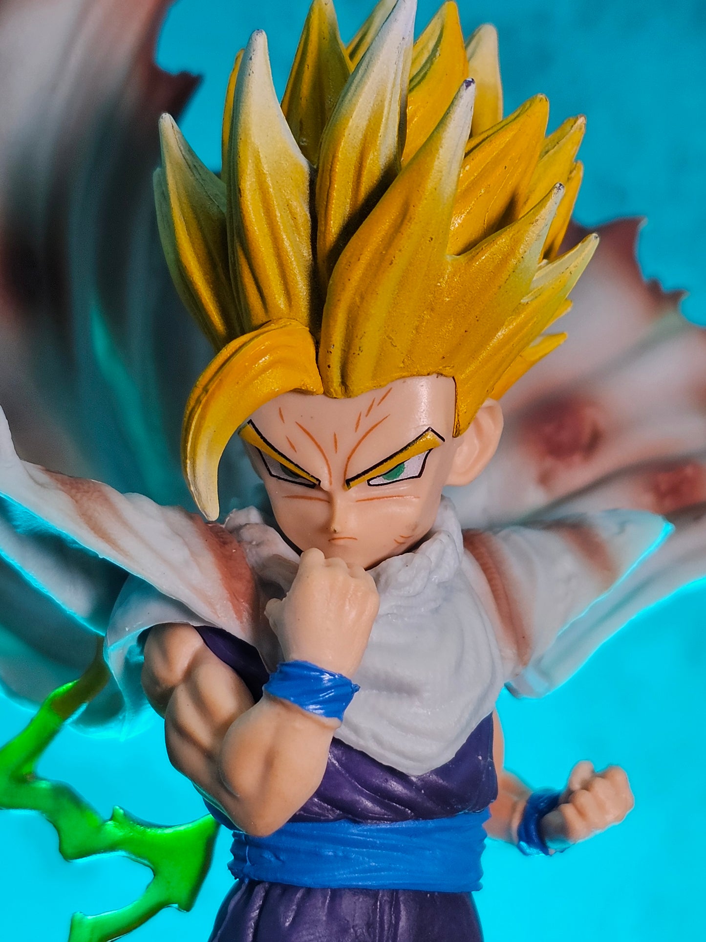 Super Saiyan Gohan Iconic Light Effect Figure 19 CM