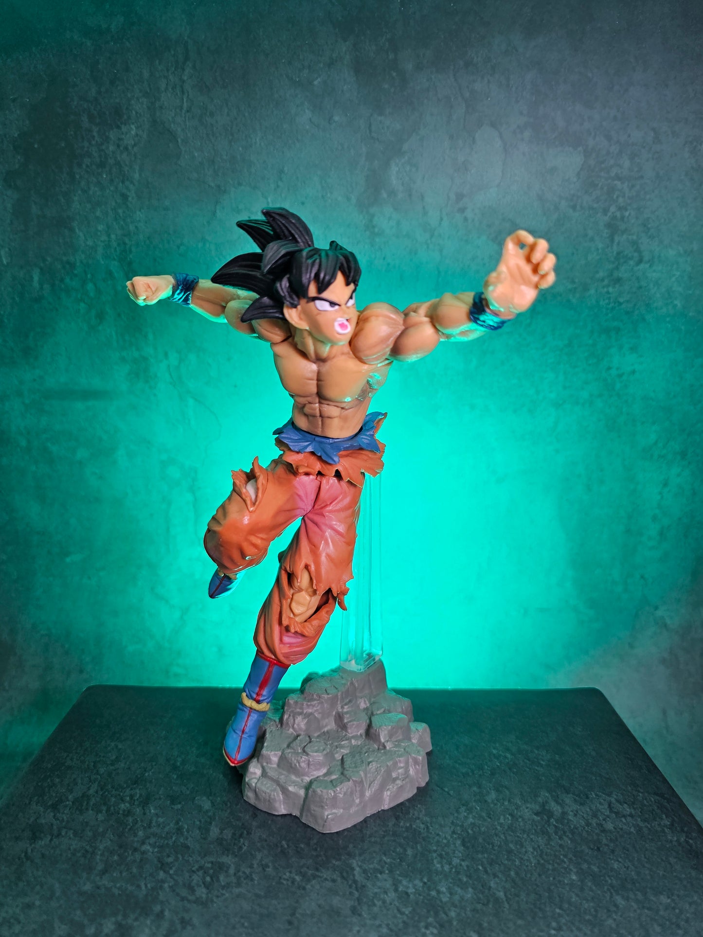 Son Goku Action Figure with Stand 22 CM